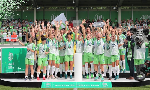 Nilla Fischer präsentiert erneut die Meisterschale. Fotos: Agentur Hübner