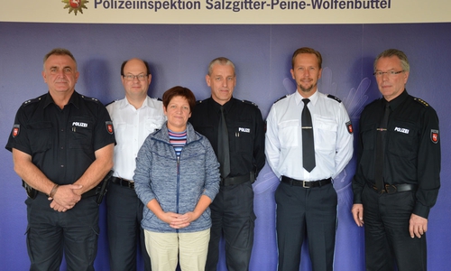 v.l.: POK Thomas Schrader, PHK Andreas Kelm, POK'in Kathrin Lacey, POK Carsten Rook, POK Sebastian Niemand und Ltd. PD Wilfried Berg Foto: Polizei Braunschweig