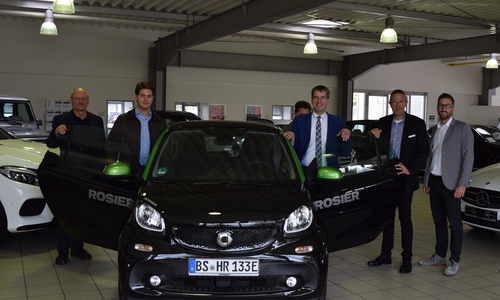 Oberbürgermeister Dr. Oliver Junk (3.v.l.) nimmt den E-Smart von Kevin
Nölke (Verkaufsleiter smart, Autohaus Rosier Braunschweig GmbH & Co. KG) und Dirk
Oppermann (Autohaus Rosier Centerleiter Betrieb Goslar) in Empfang im Beisein von Lucas
Schubert vom Energie-Forschungszentrum Niedersachsen und Dr. Gottfried Römer,
Geschäftsführer der Energie Ressourcen Agentur Goslar e.V. (v.r.n.l.). Foto: Stadt Goslar