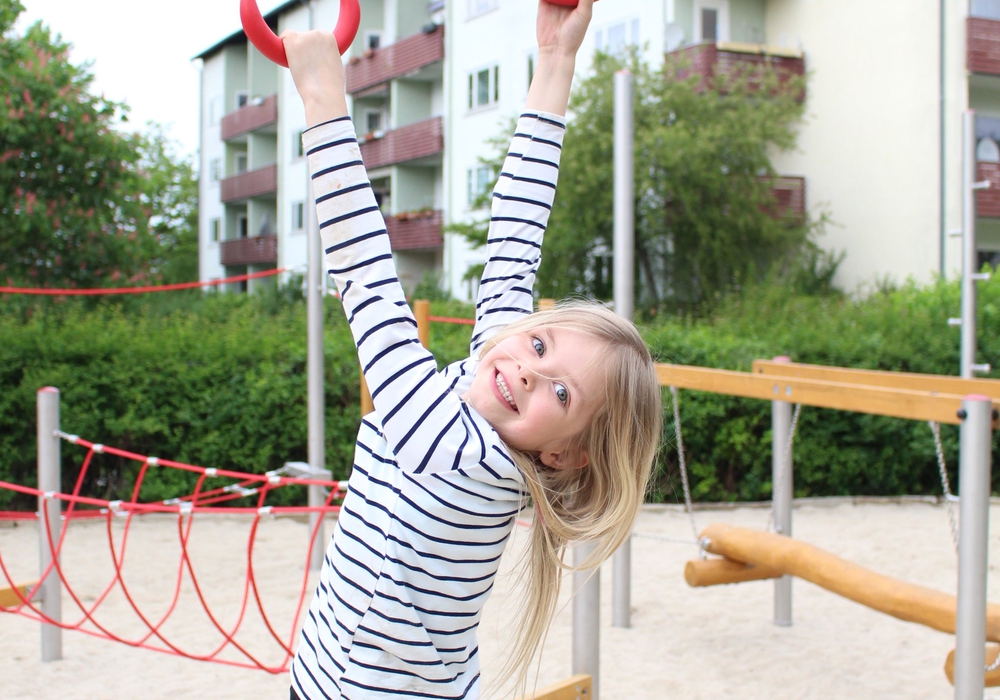 Die siebenjährige Emily hat den neuen Spielplatz bereits ausgiebig getestet. Foto: Julian Bergmeier 