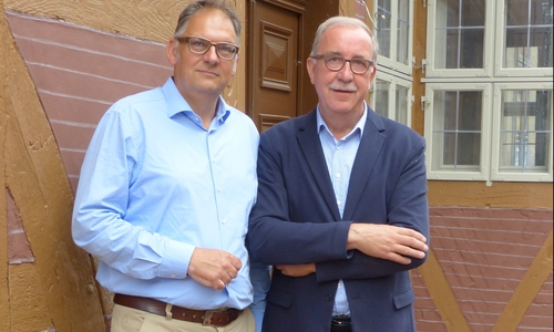 Detlev Klein (l.) und Horst H. Müller, die Stiftungsvorstände des Haus Kreyenberg, sind stolz auf den Preis für Denkmalpflege für die sanierte Baudenkmal. Foto: Sparkasse Gifhorn-Wolfsburg
