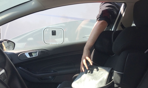 Die Täter haben den Fahrer abgelenkt um das Geld aus seinem Auto zu stehlen. Symbolfoto: Archiv