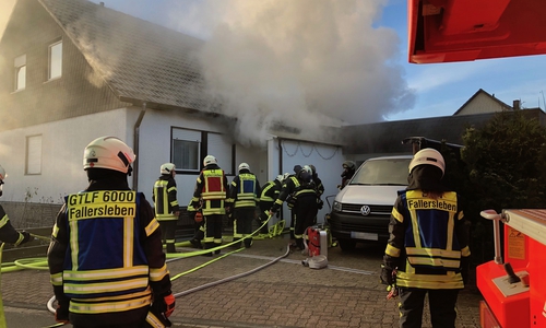 Das Feuer war in der Otto-Heinrichs-Straße ausgebrochen. Fotos: Freiwillige Feuerwehr Fallersleben