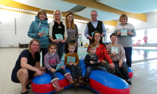 Stellvertretend für die Kinder der Kita Astrid Lindgren haben sich Fatima, Carl und Elias beim Vorstand des Vereins Guter Zweck bedankt: 2. R. v. li.: Susanne Werthen und Bettina Greinert-Waldau (beide Guter Zweck e.V.), Teamleiterin Diana Hein, Städtischer Direktor Karsten Bock , Erzieherin Simone Urbaniak, 1. R. v. li.: Kursleiterin Lydia Dreyzehner, Erzieherin Michelle Schmidt und Petra Krake ( Guter Zweck e.V.). Foto: Stadt Schgöningen
