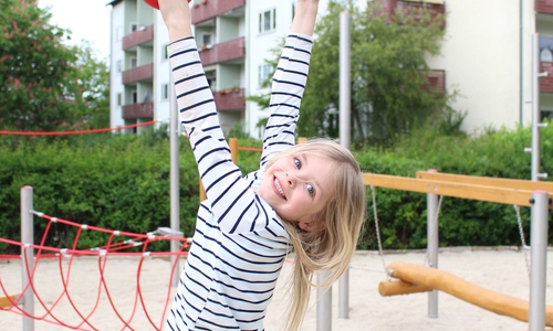 Die siebenjährige Emily hat den neuen Spielplatz bereits ausgiebig getestet. Foto: Julian Bergmeier 