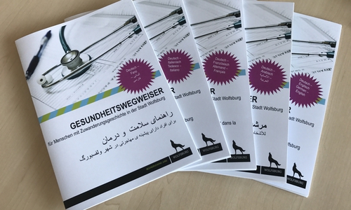 Der Gesundheitswegweiser enthält Informationen zum Gesundheitswesen in Deutschland, zu wichtigen Vorsorgeuntersuchungen und zum Verhalten im Notfall sowie wichtige Anschriften in Wolfsburg. Foto: Stadt Wolfsburg