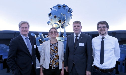 von links: Joachim Schingale (Geschäftsführer der WMG), Maike Berndt (dwif-Consulting GmbH), Christoph Kaufmann (Abteilungsleiter Tourismusvertrieb der WMG), Dirk Schlesier (Geschäftsführer Planetarium Wolfsburg gGmbH). Foto: WMG Wolfsburg Wirtschaft und Marketing GmbH 