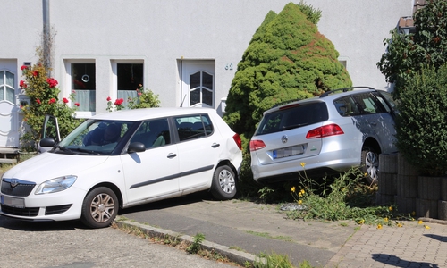 Ein Wagen prallte nach der Kollision gegen die Hauswand. Foto: Rudolf Karliczek