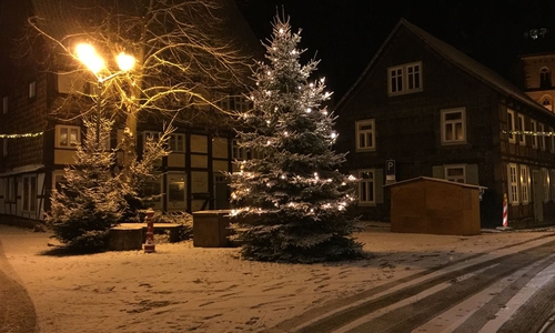 Der Marktplatz von Hornburg im Schnee - auf ein Wenig Winterzauber darf gehofft werden, nur leider nicht überall. (Archivbild) 