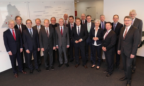 Die Mitglieder des Aufsichtsrates beriefen Dr. Frank Fabian (vorne rechts) zum 1. Juni in die Geschäftsführung der Allianz für die Region GmbH. Foto: Allianz für die Region GmbH/Matthias Leitzke