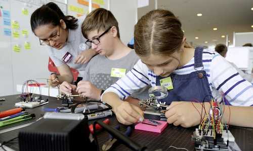 Im Mittelpunkt stehen Tüfteln, Experimentieren und Programmieren mit digitalen Technologien. Foto: Volkswagen AG