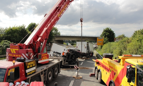 Mit einem Kran musste der LKW-Anhänger wieder aufgerichtet werden. Fotos: Feuerwehr Goslar