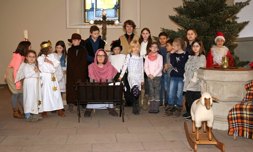 Etwa 20 Kinder und Jugendliche führten das Krippenspiel auf. Fotos: privat