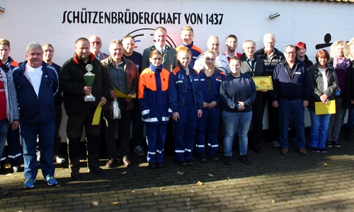 Vorsitzender Reinhard Pohl und Stellvertreter Frank Pape mit den Vertretern der angetretenen Mannschaften. Foto: P. Illner 