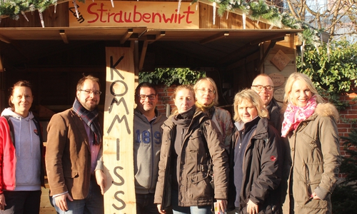 Die Akteure des lebendigen Adventskalenders: Nadja Frick, Jens Mücke, Markus Brix, Eva Sorembik, Barbi Kleinermann, Andrea Betuschlat, Harald Borm und Corinna Düe.