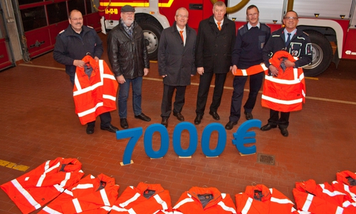v. l. n. r.: Frank Slotta, stellv. Stadtbrandmeister, Wolfgang Just, Förderverein der Ortsfeuerwehr Goslar, Hans-Dieter Reichelt und Frank Peters, Volksbank Nordharz eG, Dieter Jordan, Förderverein der Ortsfeuerwehr Goslar, und Christian Hellmeier, Stadtbrandmeister. Foto: Feuerwehr Goslar