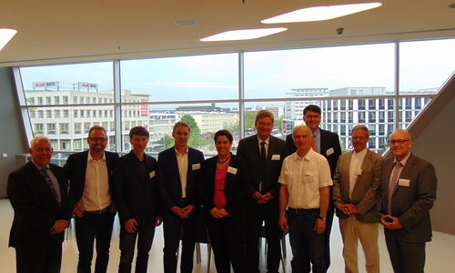 Harald Krebs (Landkreis Leer), Marc Groß (Kommunale Gemeinschaftsstelle für Verwaltungsmanagement), Ivan Acimovic (Stadt Freiburg), Ralf Sygusch (Stadt Wolfsburg), Nicole Huber (Stadt Heidelberg), Matthias Selle (Landkreis Osnabrück), Olaf Konrad (Kreis Lippe),
Dr. Martin Verlage (Stadt Kaiserslautern), Wilfried Kruse (Landeshauptstadt Düsseldorf, Beigeordneter a. D.), Dr. Stefan Ostrau (Kreis Lippe)
Foto: Mateo Schulze-Vorberg