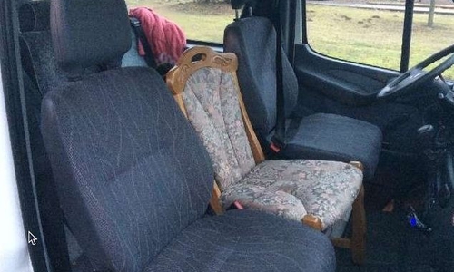 Zwischen die Sitze war ein Küchenstuhl geklemmt. Foto: Polizei