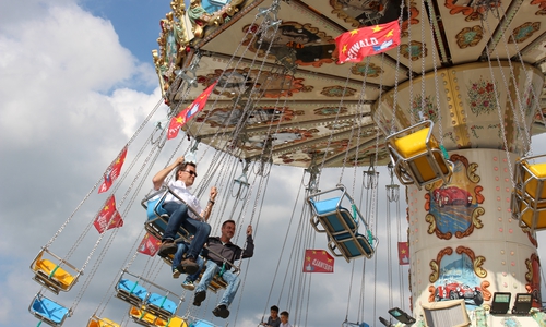 Sven Schneider, der 1. Vorsitzende des Ausrichtervereins Volksfest Goslar e.V., dreht schon vor der Eröffnung eine Runde mit dem Kettenkarussell. Die spektakulären neuen Fahrgeschäfte werden im Laufe aus Woche aufgebaut werden. Foto: Frederick Becker