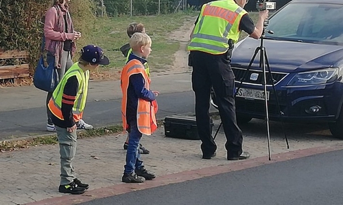 Die Schüler halfen bei der Geschwindigkeitskontrolle. Foto: Polizei 