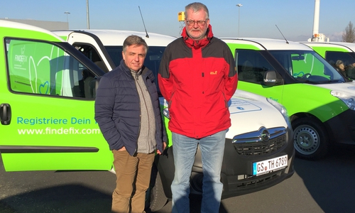 Ralf Domroes, 1. Vorsitzender des Vereins, und Tierheim-Mitarbeiter Frank Dörge vor dem neuen Tierhilfewagen bei der Übergabe in Weilerswist. Foto: Tierschutzverein Goslar und Umgebung e. V.