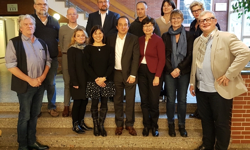 Der neu gewählte Vorstand des Verbands der Elternräte der Gymnasien mit dem Vorsitzenden Waliuollah Ali, Hannover (Mitte), den stellv. Vorsitzenden Werner Georg Witten, Osnabrück (1. v. re) und Andrea Reschke, Einbeck (5.v. li.) sowie Vertretern aus den Regionen.
Foto: Jan Fricke