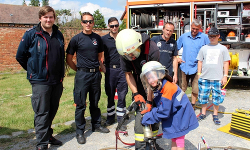 Die Braunschweiger Kollegen machten auch kleine Vorführungen, hier der Einsatz einer Schere. Fotos: Bernd-Uwe Meyer