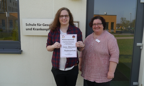  Die Gifhorner Pflegeschülerin Lena Wieland (links) und die kommissarische Schulleiterin Angelika Keinert freuen sich über den großen Erfolg. Foto: Helios Klinikum Gifhorn