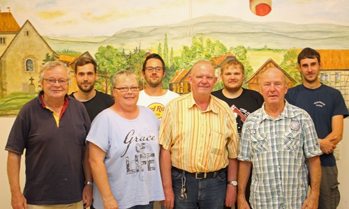 Die Geehrten mit Ortsbürgermeister und Stellvertreter. Von links: Ortsbürgermeister Jürgen Lingelbach, Michael Bittner, Heike Wasner, Tim Mergard, Ortsbrandmeister Ulrich Wasner, Daniel Wasner, Stellvertr. Ortsbürgermeister und Hannes Bittner. Auf dem Bild fehlt Uwe Werner.