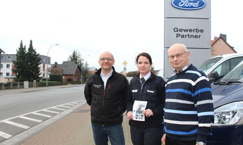 Stefan Piske, Geschäftsführer des Autohaus Piske, Simone Hartmann, Verkehrssicherheitsberaterin der Polizei Wolfenbüttel und Dieter Franke von der Verkehrswacht. Foto: Jan Borner