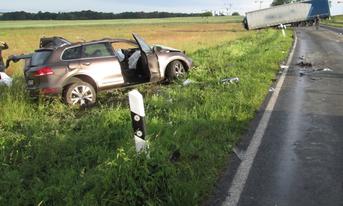 Für den Fahrer des VW Touareg kam jede Hilfe zu spät. Fotos: Polizei