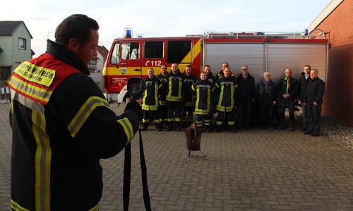 Die Kameraden der Freiwilligen Feuerwehr Groß Stöckheim sowie einige der Sponsoren waren gekommen, um die neue Wärmebildkamera zu begutachten. Fotos: Alexander Dontscheff