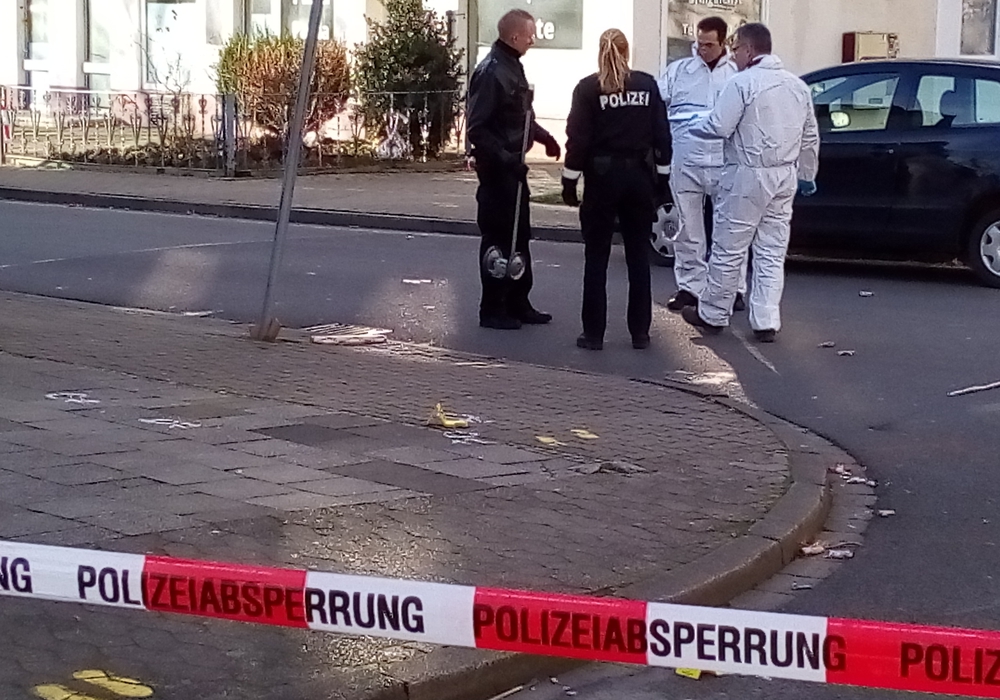 Die Polizei sichert Spuren am Tatort. Foto: Dieter Schneider