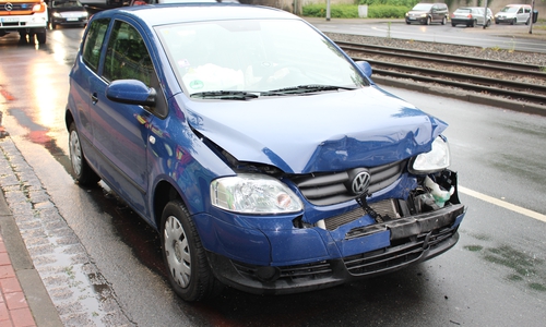 VW Fox rammt stehendes Auto. Fotos: Max Förster