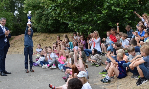 Unter dem Jubel seiner Mitschüler nimmt Letjen den Arcachon-Pokal von Dr. Oliver Junk entgegen und hebt ihn in die Höhe. Fotos: Stadt Goslar