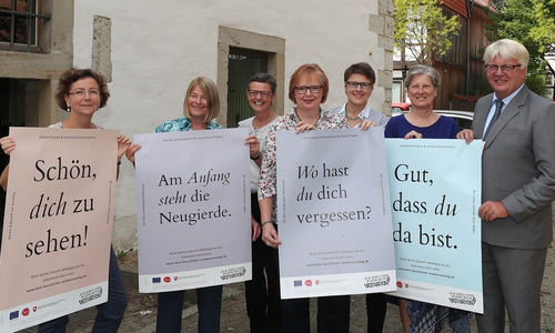Sie sind überzeugt von der neuen Kampagne „Motivation W“ (von links): Susanne Löb, Landkreis Wolfenbüttel, Doris Kohnke, Jobcenter Peine, Elke Niederstraßer, LEB Braunschweig, Beate Ebeling, Stadt Wolfsburg, Marion Lenz, Stadt Braunschweig, Andrea Wiencke, Allianz für die Region GmbH und Gerald Witt, Agentur für Arbeit Braunschweig-Goslar vor der Kommisse in Wolfenbüttel. Foto: Allianz für die Region GmbH/Susanne Hübner