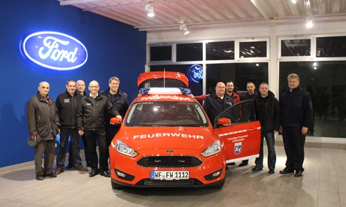 Die Brandmeister der Freiwilligen Feuerwehr Wolfenbüttel begutachteten beim Autohaus Piske ihren neuen Einsatzwagen. Foto: Jan Borner