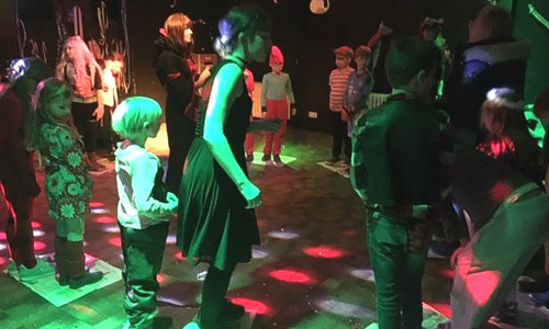 Auf der ABBI-Faschingsfeier hatten die verkleideten Kinder viel Spaß bei Diskospielen und Tanz. Foto: Stadt Wolfsburg