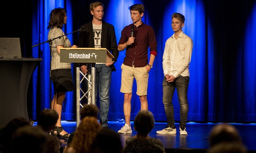 Die Schüler des Filmteams "Hanx Productions" vom Phoenix Gymnasium beim Interview (v.li.): Moderatorin Sybille Thomas, Erik Hädrich, Felix Burose, Philipp Rudi. Foto: Stadt Wolfsburg