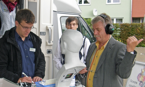 Der Leiter des Arbeitskreises, Wolfgang Schmidt, bei einer freiwilligen Überprüfung durch eine Hörakustiker. Archivfoto: Achim Klaffehn