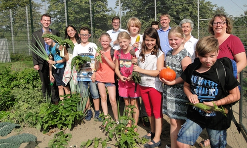 Stolz präsentierten die Schülerinnen und Schüler die eigene Ern- te im Schulgarten des Albert-Schweitzer-Gymnasiums Wolfsburg. Foto: Bürgerstiftung Sparkasse Gifhorn-Wolfsburg
