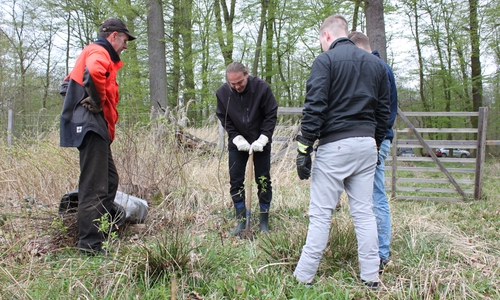 Einsatz für den Naturschutz im Klosterholz. Fotos: Niedersächsische Landesforsten