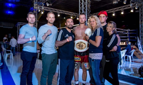 Siegerfoto mit Trainer, Familie und Anhang. Fotos: Andreas Dannhauer