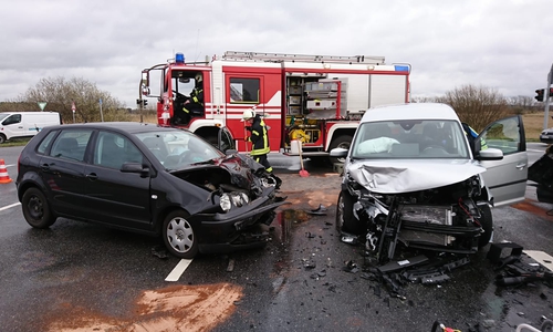 Auf der K114 kam es zu einem heftigen Verkehrsunfall. Foto: Feuerwehr Fallersleben