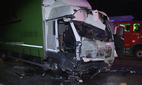 Die Männer aus dem LKW mussten aus dem Fahrerhaus befreit werden und wurden schwer verletzt. Fotos: aktuell24(BM)