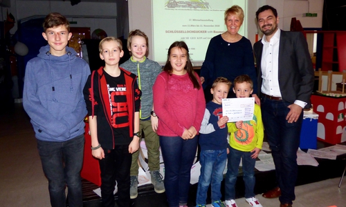 Scheckübergabe durch Martin Tschupke (Stadtwerke) an Anette Goslar (AHA-ERLEBNISmuseum). Foto: Stadtwerke Wolfenbüttel GmbH