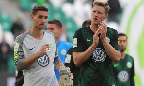 Hadern mit dem Spielverlauf: Torwart Koen Casteels und Angreifer Wout Weghorst. Foto: Agentur Hübner/Archiv