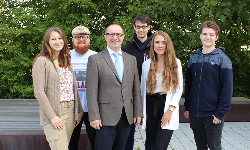 v.l.n.r: 
Nina Rösemann, Ausbildung zu Industriekauffrau, Standort Peine; 
Cedric Klauenberg, Ausbildung zur Fachkraft für Abwassertechnik, Standort Kläranlage Steinbrück; 
Olaf Schröder, Geschäftsführer Wasserverband Peine; 
Dominik Schacht, Ausbildung zur Fachkraft für Wasserversorgungstechnik, Standort Peine;
Jessica Pushin, Ausbildung zu Industriekauffrau, Standort Peine;
Tim Heidrich, Ausbildung zur Fachkraft für Wasserversorgungstechnik, Standort Peine

Foto: Wasserverband Peine