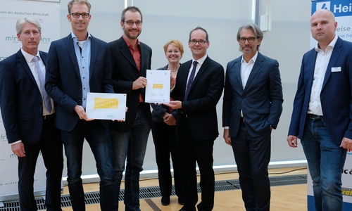 Die betreuenden Lehrer Dennis Malkowski und Oliver Michele mit dem Kultusminister Tonne und Sponsorenvertretern. Quelle: Heise-Verlag