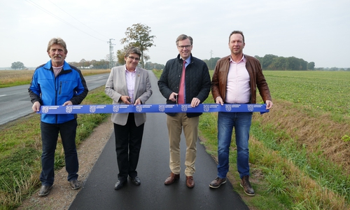 Eberhard Stolzenburg (v.l.), Fraktionsvorsitzender der WGM in Meine, Ines Kielhorn, Samtgemeindebürgermeisterin Papenteich, Landrat Dr. Andreas Ebel und Heiko Höwer vom Kreisstraßenwesen eröffneten den sanierten Radweg an der K64 zwischen Ohnhorst und Meine.
Foto: Landkreis Gifhorn